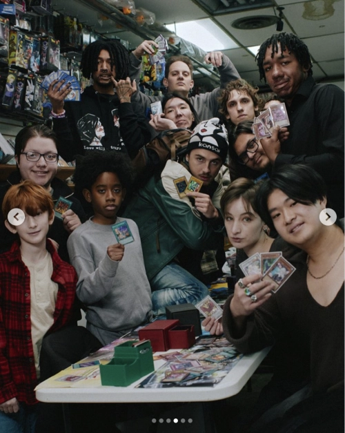 Timothée Chalamet joue à Yu-Gi-Oh Timothée Chalamet joue à Yu-Gi-Oh