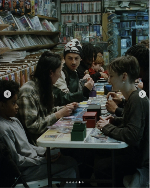 Timothée Chalamet joue à Yu-Gi-Oh Timothée Chalamet joue à Yu-Gi-Oh